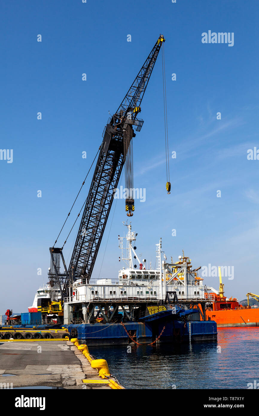 Heavy lift crane barge hi-res stock photography and images - Alamy