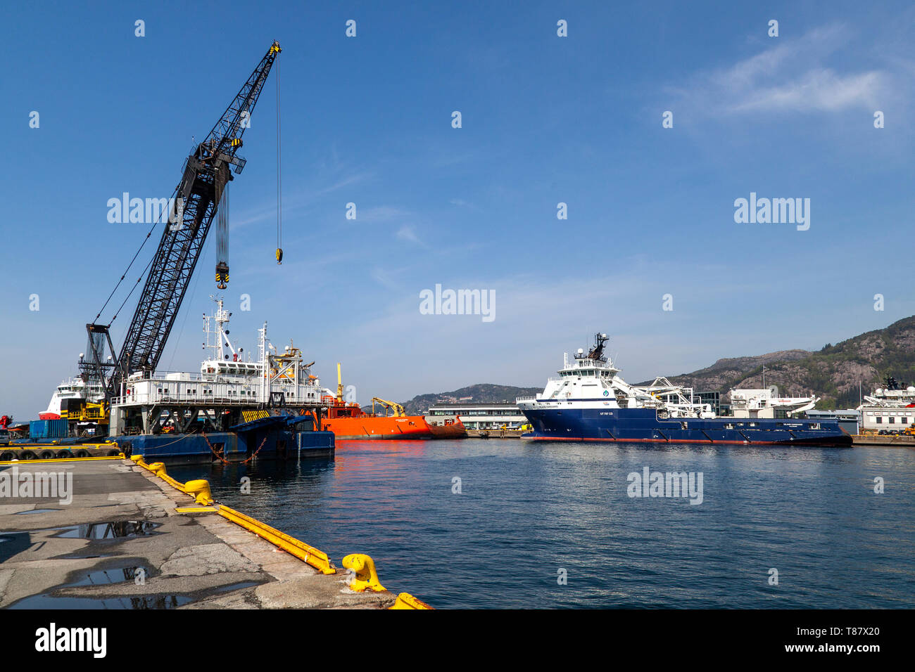 Heavy Lift Crane Barge High Resolution Stock Photography and Images - Alamy