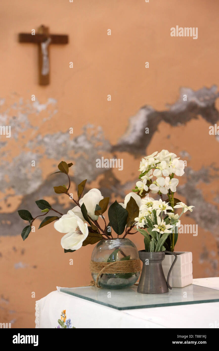 Petits bouquets de fleurs sur un autel. / Small bunches of flowers on an altar. Stock Photo