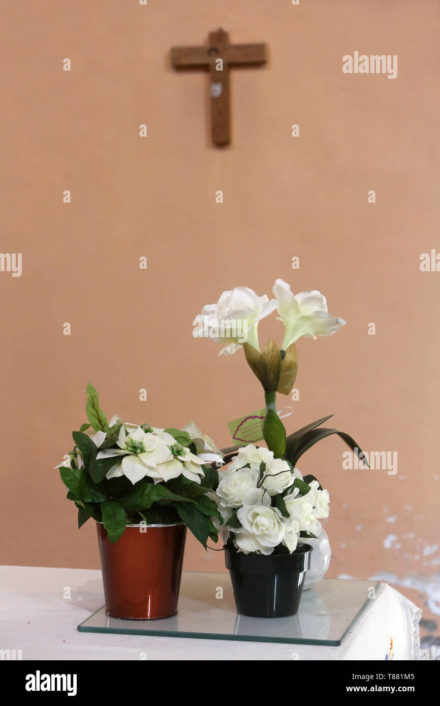 Petits bouquets de fleurs sur un autel. / Small bunches of flowers on an altar. Stock Photo