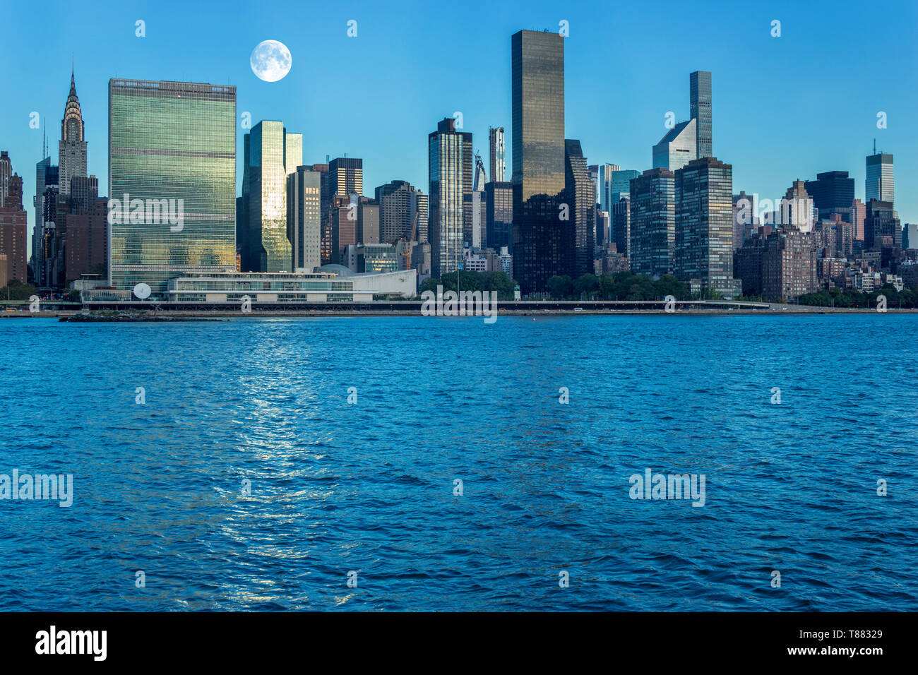 MIDTOWN SKYLINE EAST RIVER MANHATTAN NEW YORK CITY USA Stock Photo - Alamy