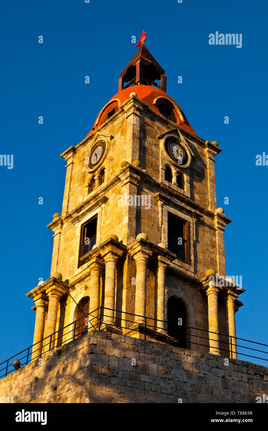 Torre de El Reloj en el barrio de Bourg en la ciudad medieval, Ciudad de Rodas, Isla de Rodas, Dodecaneso, Grecia, Mar Mediterráneo Stock Photo