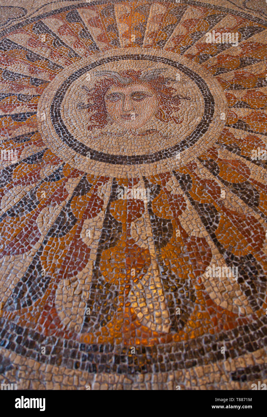 Mosaico Helenístico De La Medusa O Gorgona Palacio Fortaleza De Los Grandes Maestres Barrio De 2115