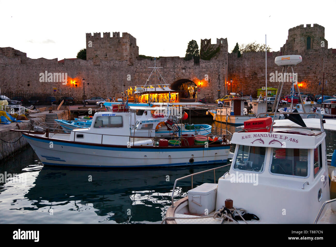 Barcos pesqueros y murallas en el puerto comercial, Ciudad de Rodas