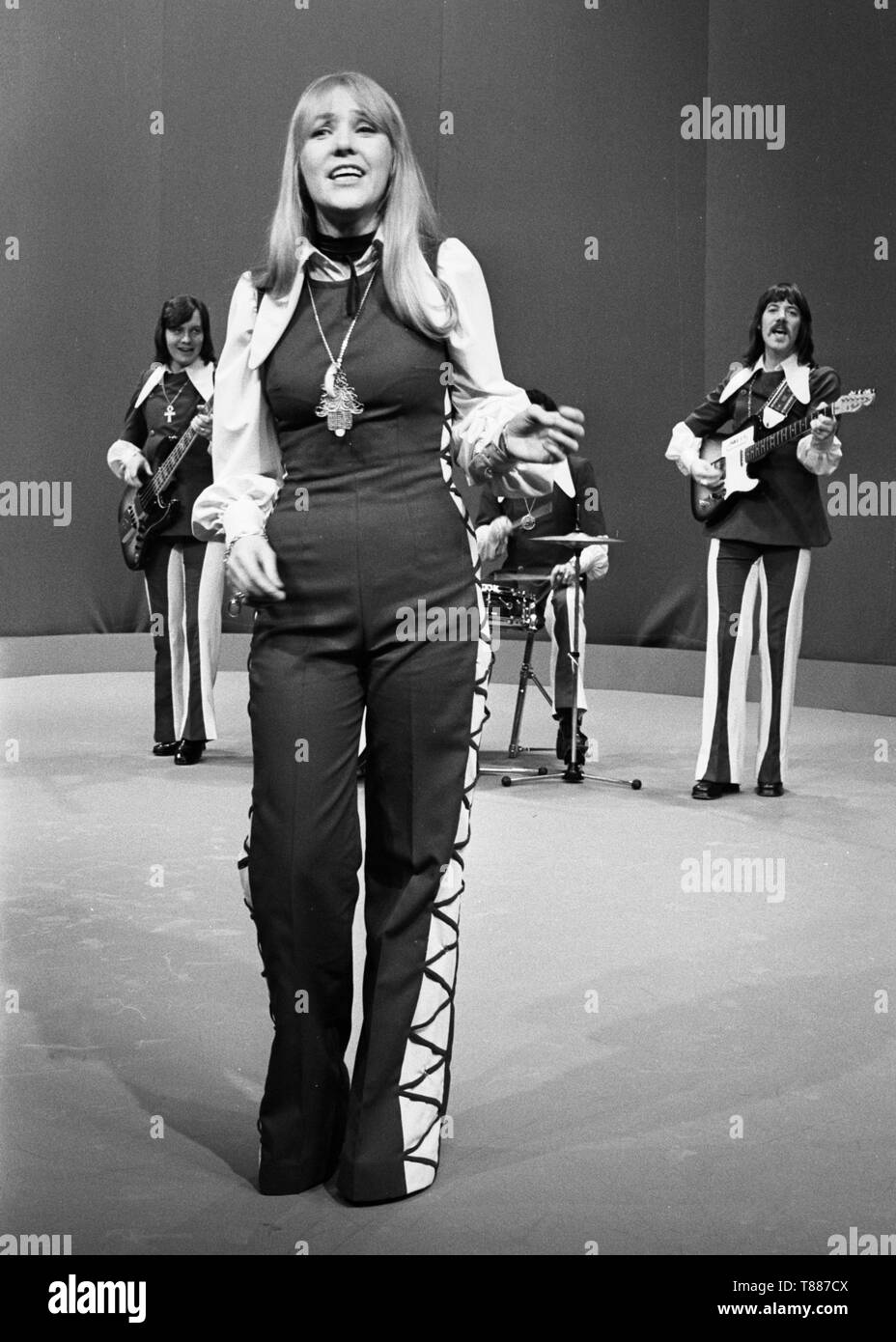 HILVERSUM, Netherlands: Middle of The Road perform live on Top Pop TV programme at Hilversum Studios, Holland in 1972. L-R Eric McCredie, Sally Carr, Ken Andrew, Ian McCredie (Photo by Gijsbert Hanekroot) Stock Photo