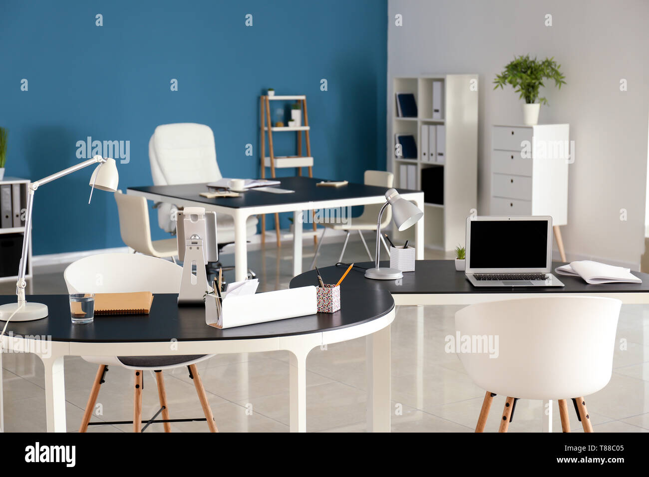 Workplaces at modern office hi-res stock photography and images - Alamy