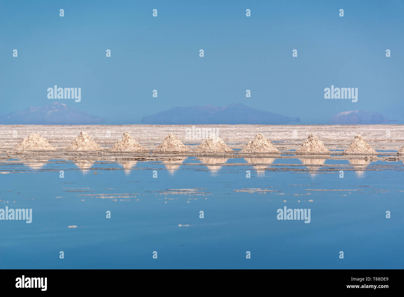 Piles of salt aligned in Salar de Uyuni (Uyuni salt flats), Potosi, Bolivia Stock Photo