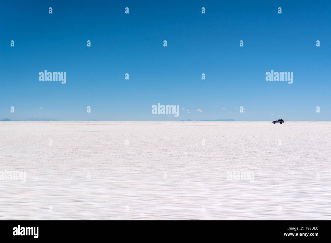 4x4 car in Salar de Uyuni (Uyuni salt flats), Potosi, Bolivia Stock Photo