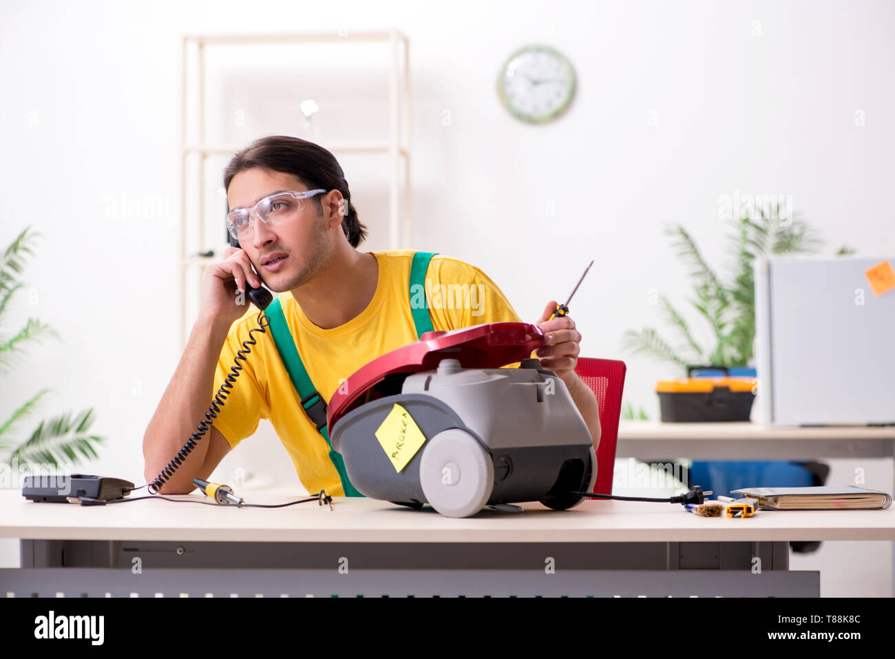 Man repairman repairing vacuum cleaner Stock Photo Alamy
