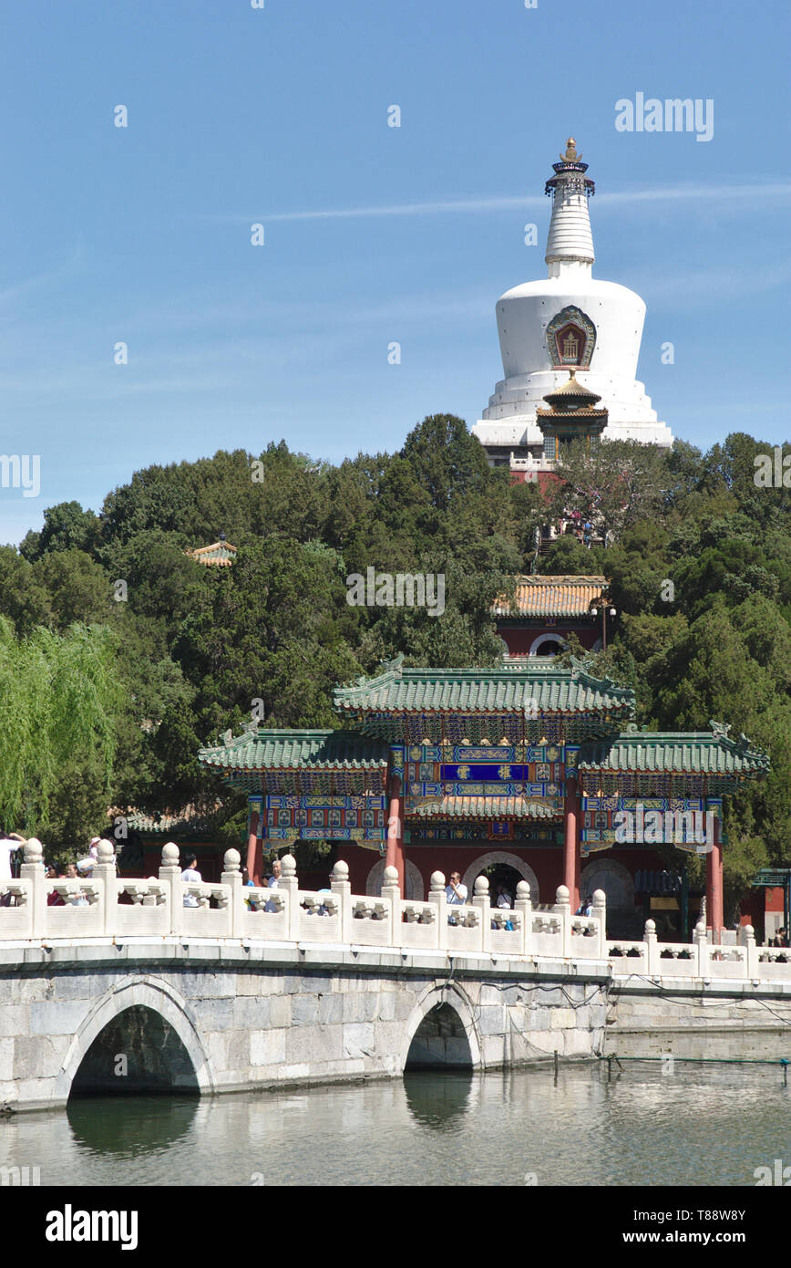 China beijing park moon bridge hi-res stock photography and images - Alamy