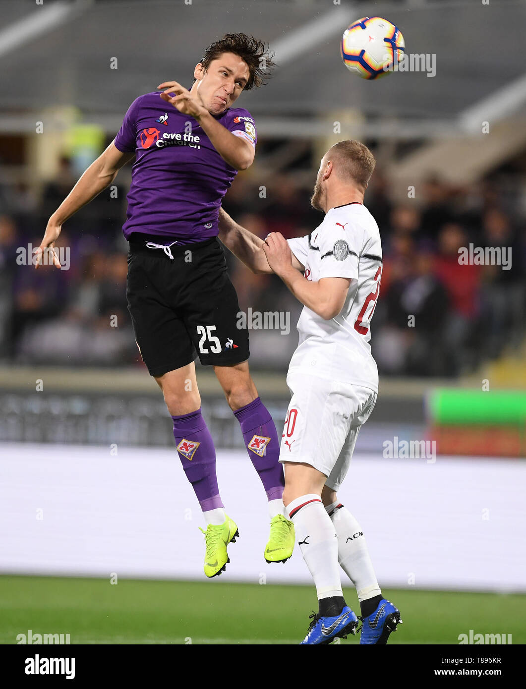 Florence, Italy. 11th May, 2019. AC Milan's Ignazio Abate (R) vies with Fiorentina's Federico Chiesa during a Serie A soccer match between Fiorentina and AC Milan in Florence, Italy, May. 11, 2019. Fiorentina lost 0-1. Credit: Alberto Lingria/Xinhua/Alamy Live News Stock Photo