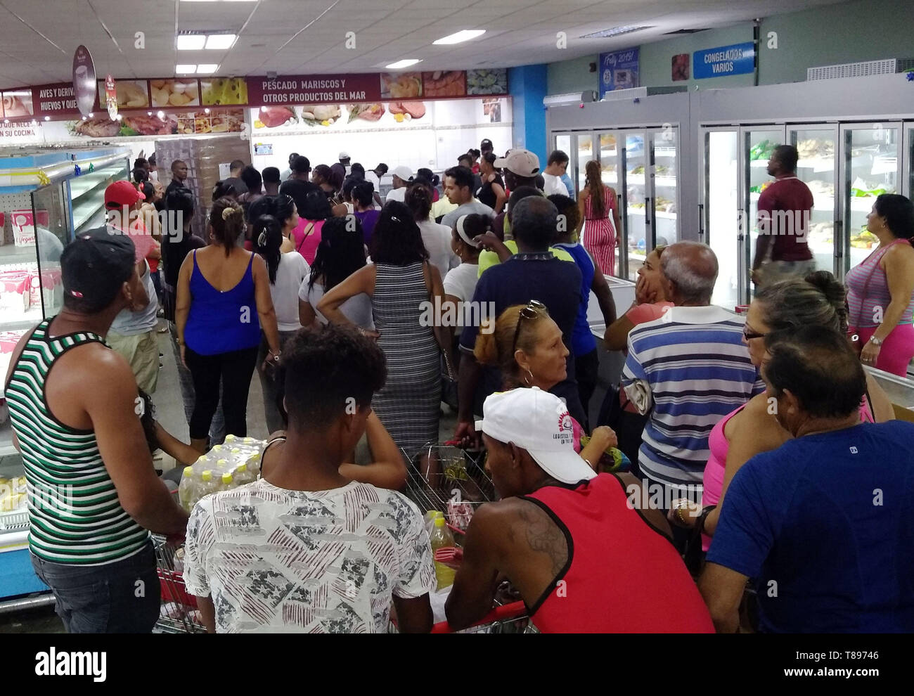 Havanna, Cuba. 24th Apr, 2019. People line up at a store in Havana to buy frozen chicken. Cubans remember with horror the so-called "Special full of privations. There was almost no electricity many fled. At that time, the Soviet Union ...