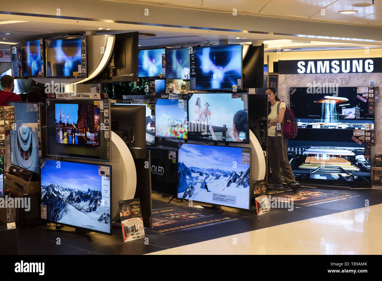 Hong Kong, China. 4th May, 2019. South Korean QLED TV Samsung seen displaying products in Hong Kong shopping mall. Credit: Miguel Candela/SOPA Images/ZUMA Wire/Alamy Live News Stock Photo