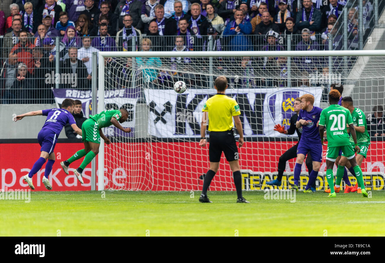 Aue, Germany. 12th May, 2019. Soccer: 2nd Bundesliga, Erzgebirge Aue - SpVgg Greuther Fürth, 33rd matchday, in the Sparkassen-Erzgebirgsstadion. Fürther Julian Green (2nd from left) scores the goal to 0:1. Credit: Robert Michael/dpa-Zentralbild/dpa - IMPORTANT NOTE: In accordance with the requirements of the DFL Deutsche Fußball Liga or the DFB Deutscher Fußball-Bund, it is prohibited to use or have used photographs taken in the stadium and/or the match in the form of sequence images and/or video-like photo sequences./dpa/Alamy Live News Stock Photo