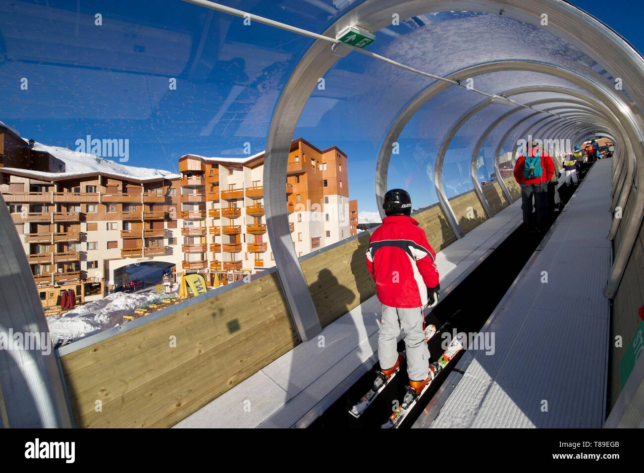 France, Savoie, ski area of the 3 valleys, Saint Martin de Belleville, Les  Menuires, escalator treadmill covered for beginners' trail of the hamlet of  Bruyeres Stock Photo - Alamy