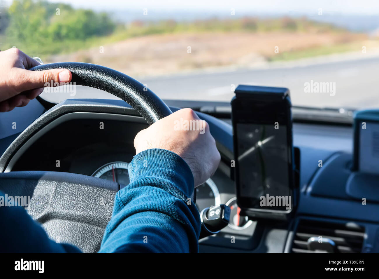 Close drive. Навигатор управляет машиной. Прямая рука водителя. Регулировать руками водителей. Корректировщик рук водителя.