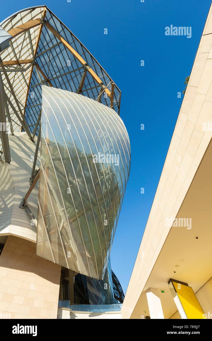 Paris, France. New Contemporary Arts Museum Building the Fondation Louis  Vuitton, in Bois de Boulogne Parks, (Credit Architect: Fred Gehry),  Tourists Outside, designer label, UNUSUAL PARIS, glass building france  Stock Photo 