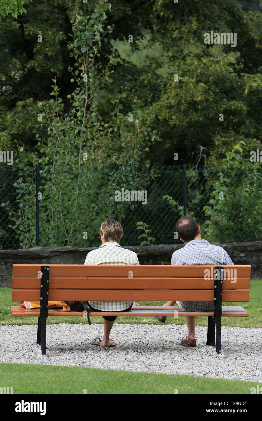 Couple lisant sur un banc. Stock Photo