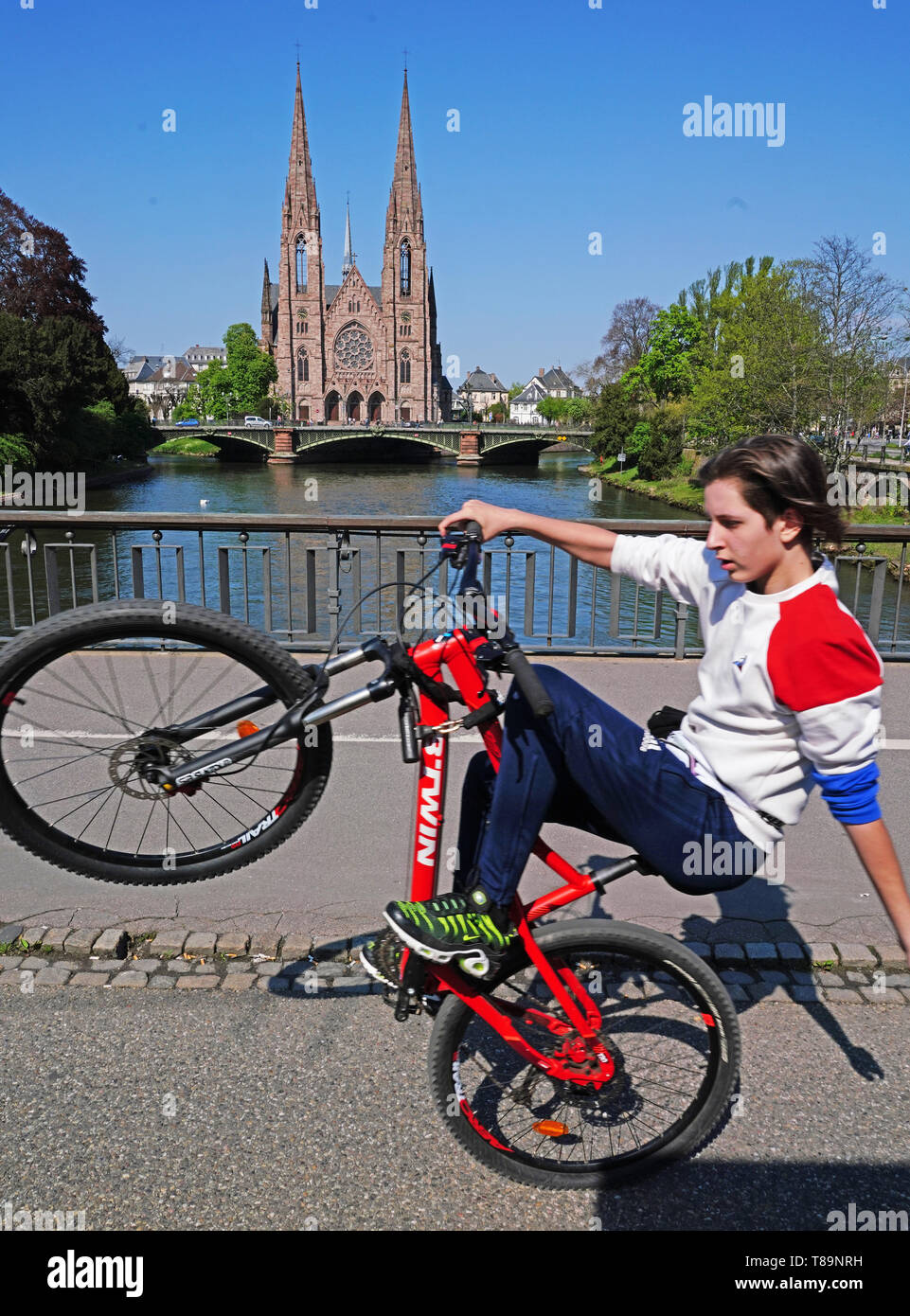 Bicycle wheelie hi res stock photography and images Alamy