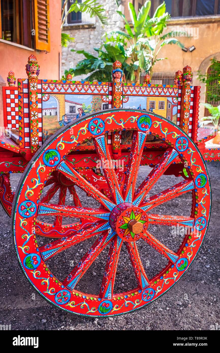 Italy, Sicily, Taormina, the old town, cart painted with traditional Sicilian scenes and motifs Stock Photo