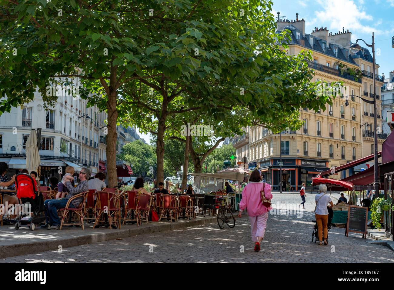 France, Paris, Mouffetard Street, pedestrians following a cafe terrace under trees Stock Photo