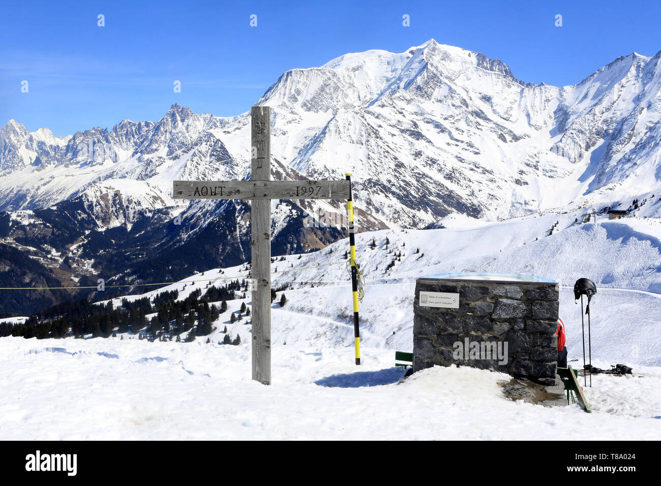 Croix et table d'orientation. Massif du Mont-Blanc. Le Bettex. Saint-Gervais-les-Bains. Stock Photo