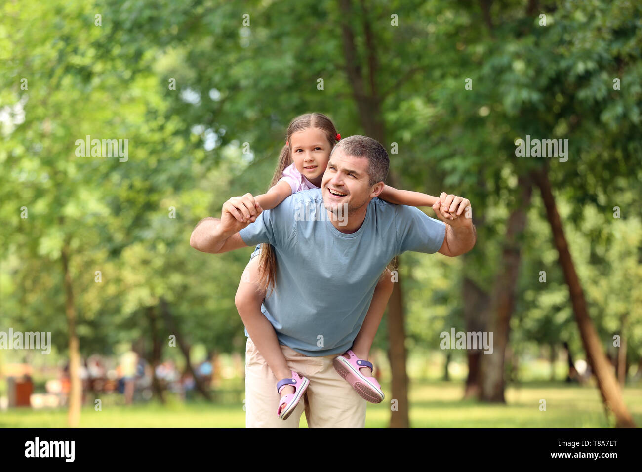 Happy father and daughter in green park Stock Photo - Alamy