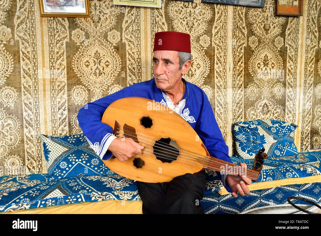 Morocco, Tangier Tetouan region, Tangier, the old city (medina), Kasbah, oud player, Les Fils du Détroit tea house Stock Photo