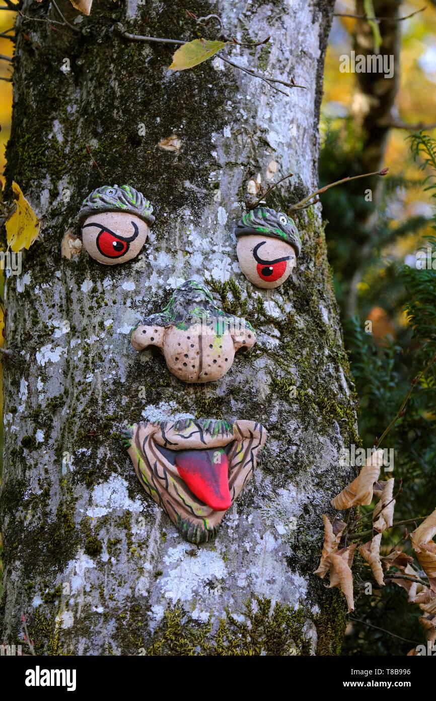 France, Doubs, Charbonnieres les Sapins, Dino Zoo prehistoric park, decoration on a tree in autumn, trunk, character, head Stock Photo
