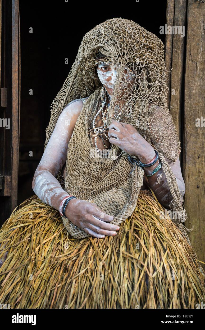 Papua New Guinea, Hela Province, Hulis Tribe, Kobe Tumbiali Village, traditionally dressed woman for mourning Stock Photo