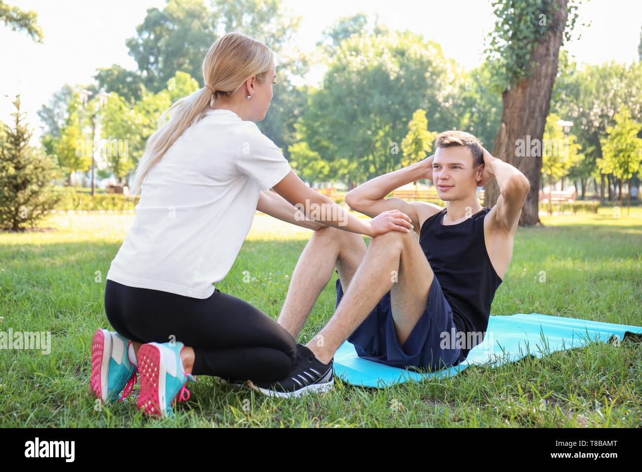 Friends sit ups exercise hi-res stock photography and images - Alamy