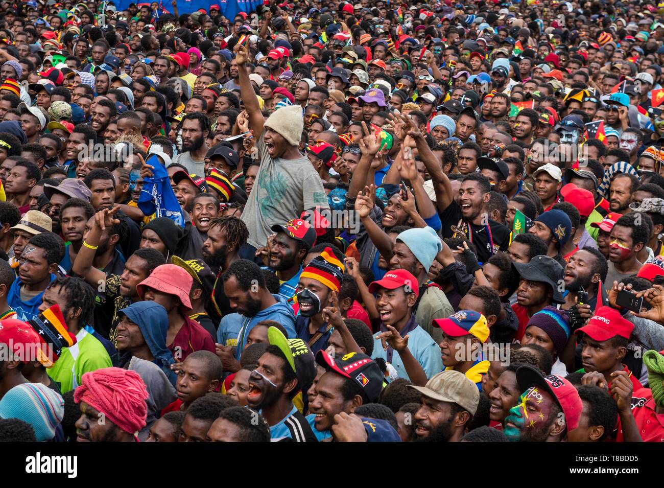 Papua New Guinea, Eastern Highlands Province, Goroka, crowd attending a