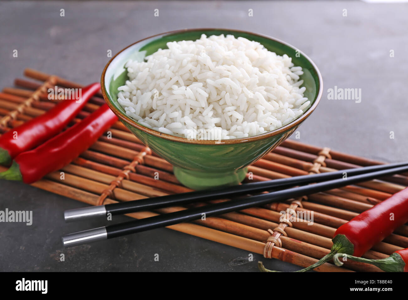 Как едят рис палочками