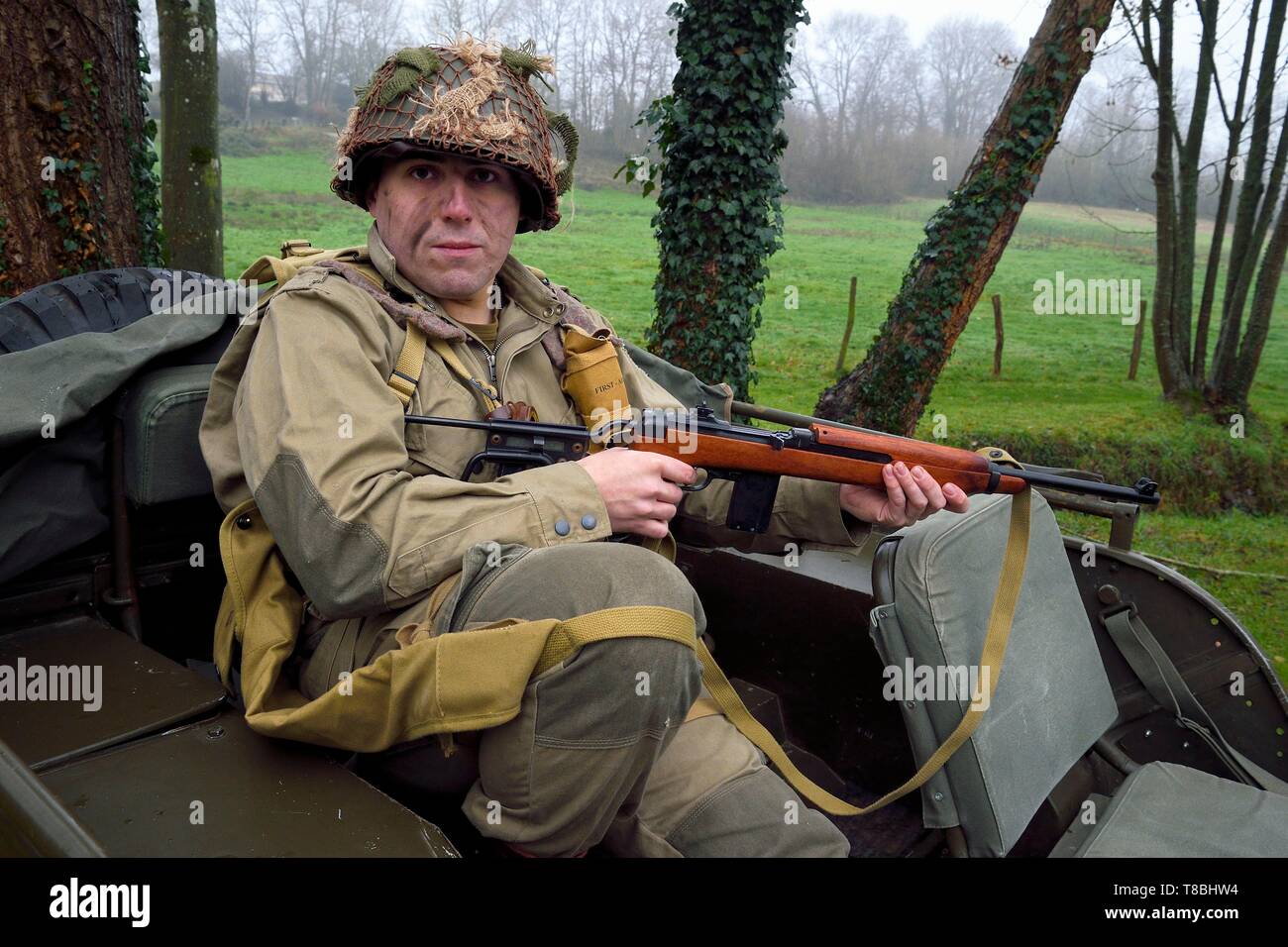 France, Eure, Sainte Colombe prÚs Vernon, Allied Reconstitution Group (US World War 2 and french Maquis historical reconstruction Association), reenactor Samuel Lebas in uniform of the 101st US Airborne Division Stock Photo