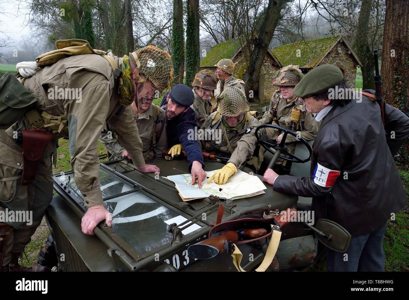 France, Eure, Sainte Colombe prÚs Vernon, Allied Reconstitution Group (US World War 2 and french Maquis historical reconstruction Association), reenactors in uniform of the 101st US Airborne Division and partisans of the French Forces of the Interior (FFI) Stock Photo