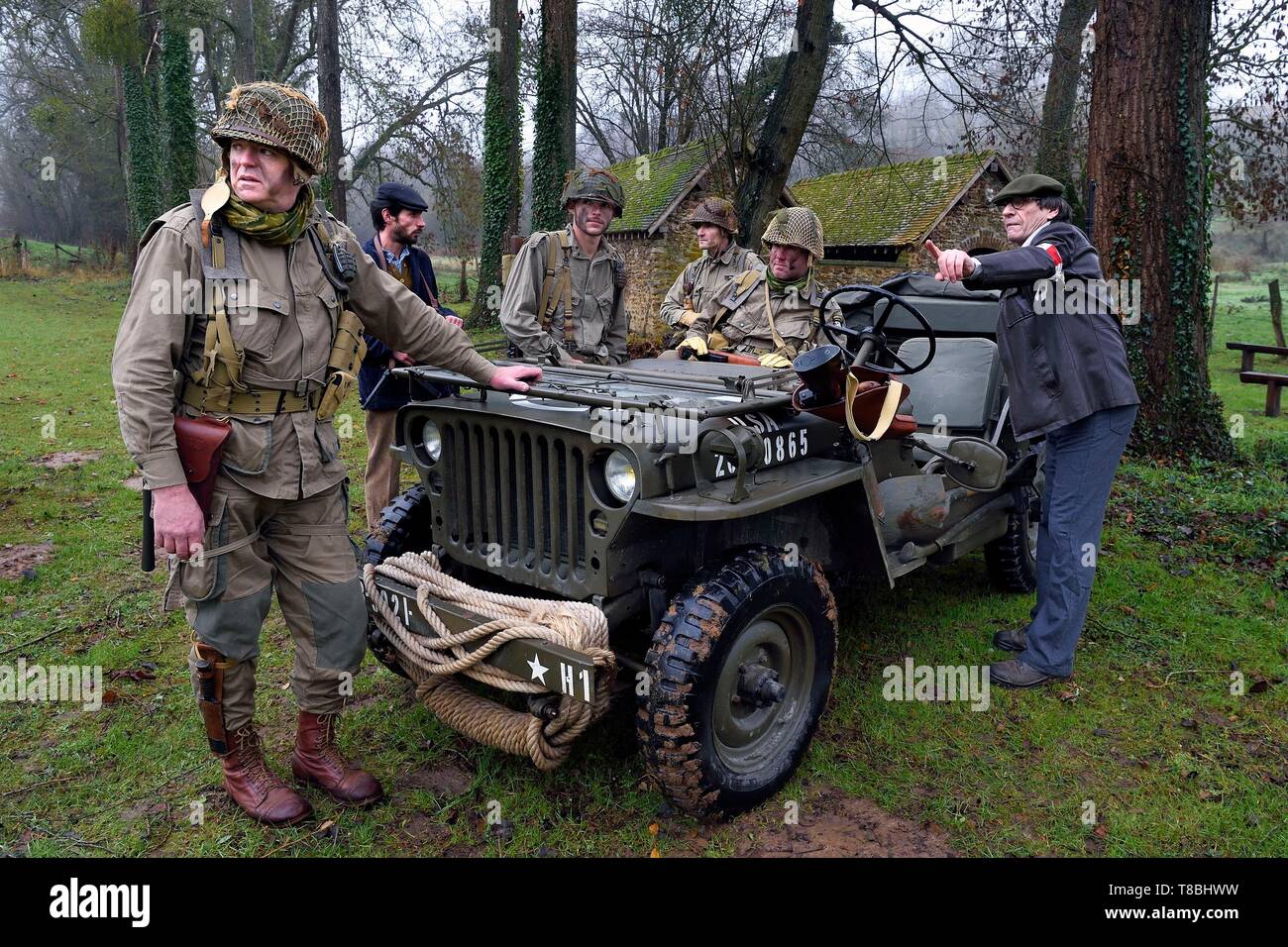 France, Eure, Sainte Colombe prÚs Vernon, Allied Reconstitution Group (US World War 2 and french Maquis historical reconstruction Association), reenactors in uniform of the 101st US Airborne Division and partisans of the French Forces of the Interior (FFI) Stock Photo
