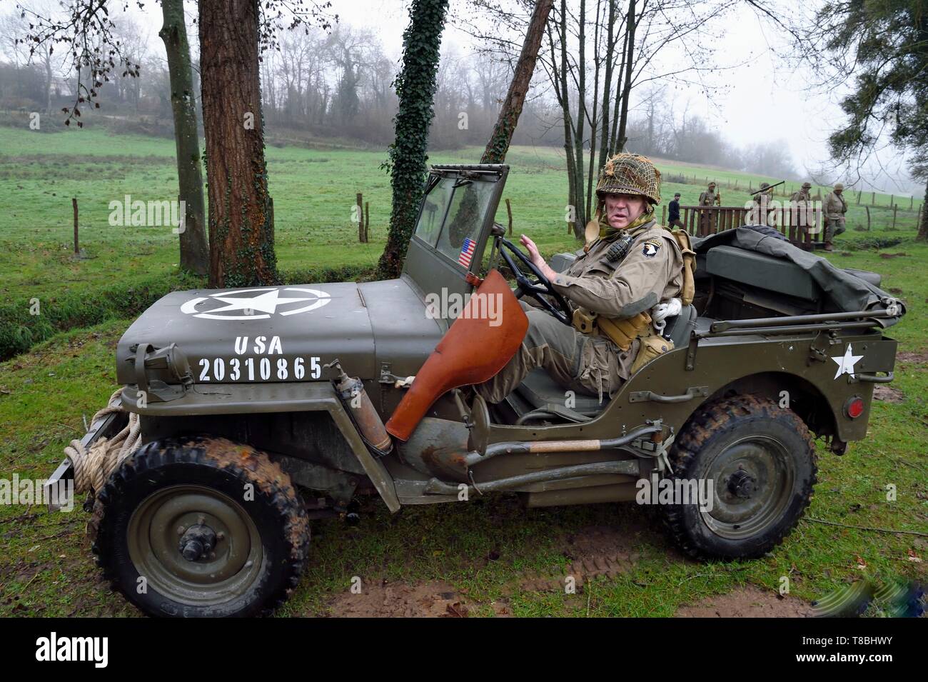 France, Eure, Sainte Colombe prÚs Vernon, Allied Reconstitution Group (US World War 2 and french Maquis historical reconstruction Association), reenactor in uniform of the 101st US Airborne Division driving a en jeep Willys Stock Photo