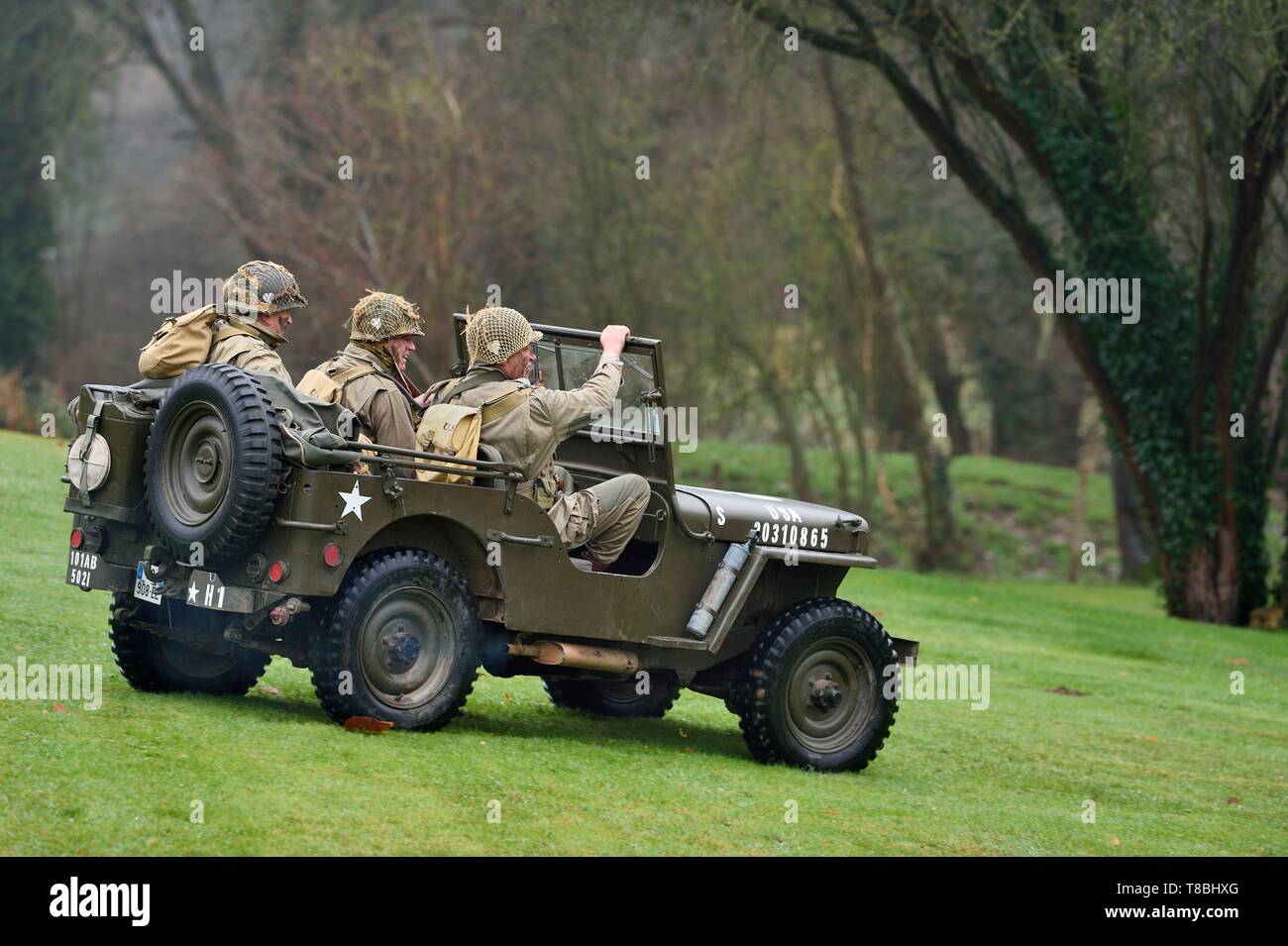 France, Eure, Sainte Colombe prÚs Vernon, Allied Reconstitution Group (US World War 2 and french Maquis historical reconstruction Association), reenactors in uniform of the 101st US Airborne Division progressing in a jeep Willys Stock Photo