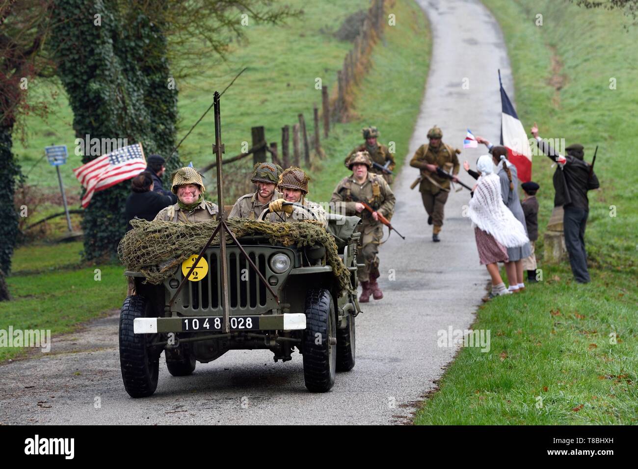France, Eure, Sainte Colombe prÚs Vernon, Allied Reconstitution Group (US World War 2 and french Maquis historical reconstruction Association), reenactors in uniform of the 101st US Airborne Division progressing in a jeep Willys welcomed as liberators by villagers and FFI Stock Photo