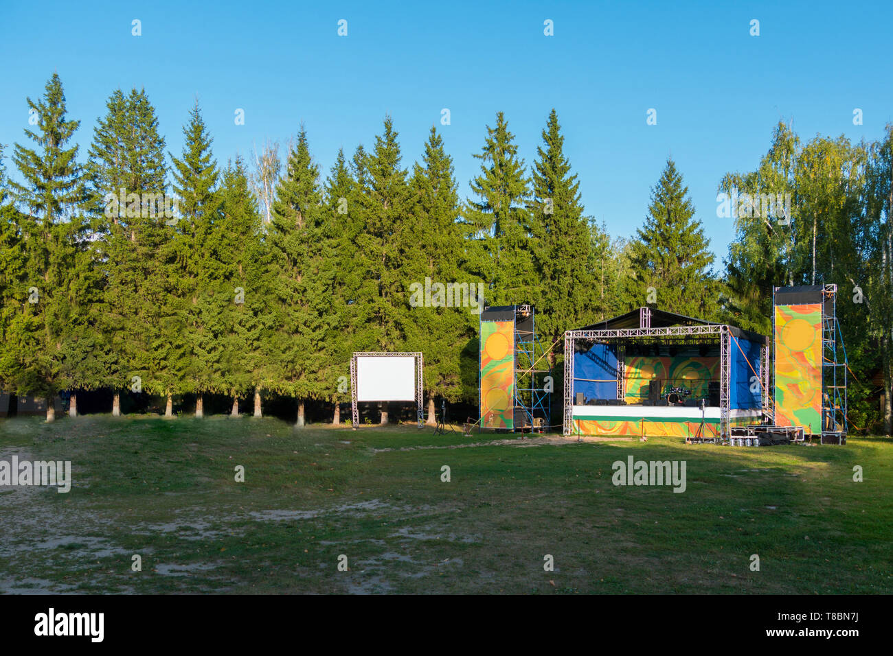 Empty festival stage hi-res stock photography and images - Alamy