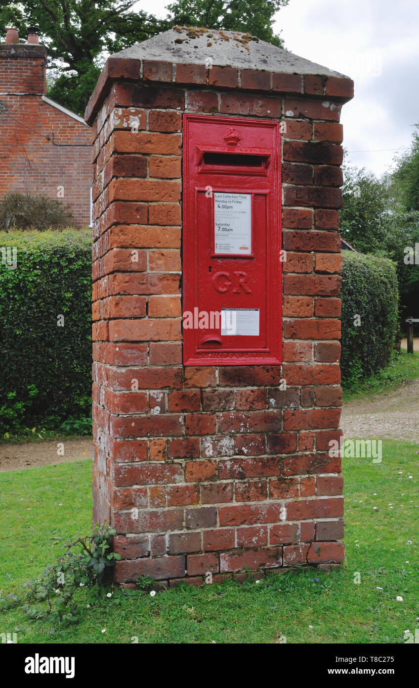 A George V post box set in a brick pillar near Lyndhurst in the New Forest Stock Photo