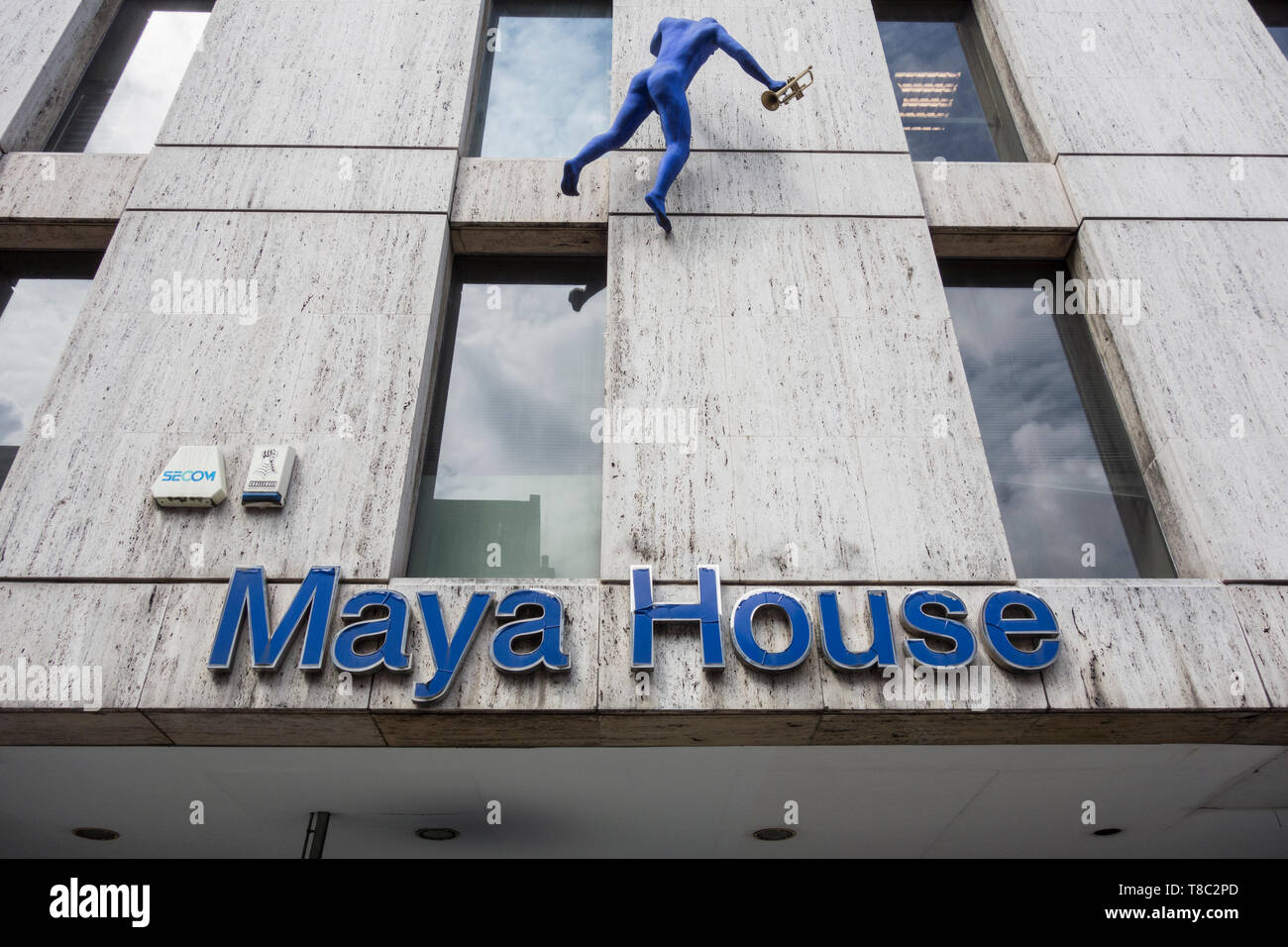 Blue Men figure sculpture 'Walls and Trumpets' by Ofra Zimbalista on Maya House, Borough High Street, Southwark, London, England, U.K. Stock Photo