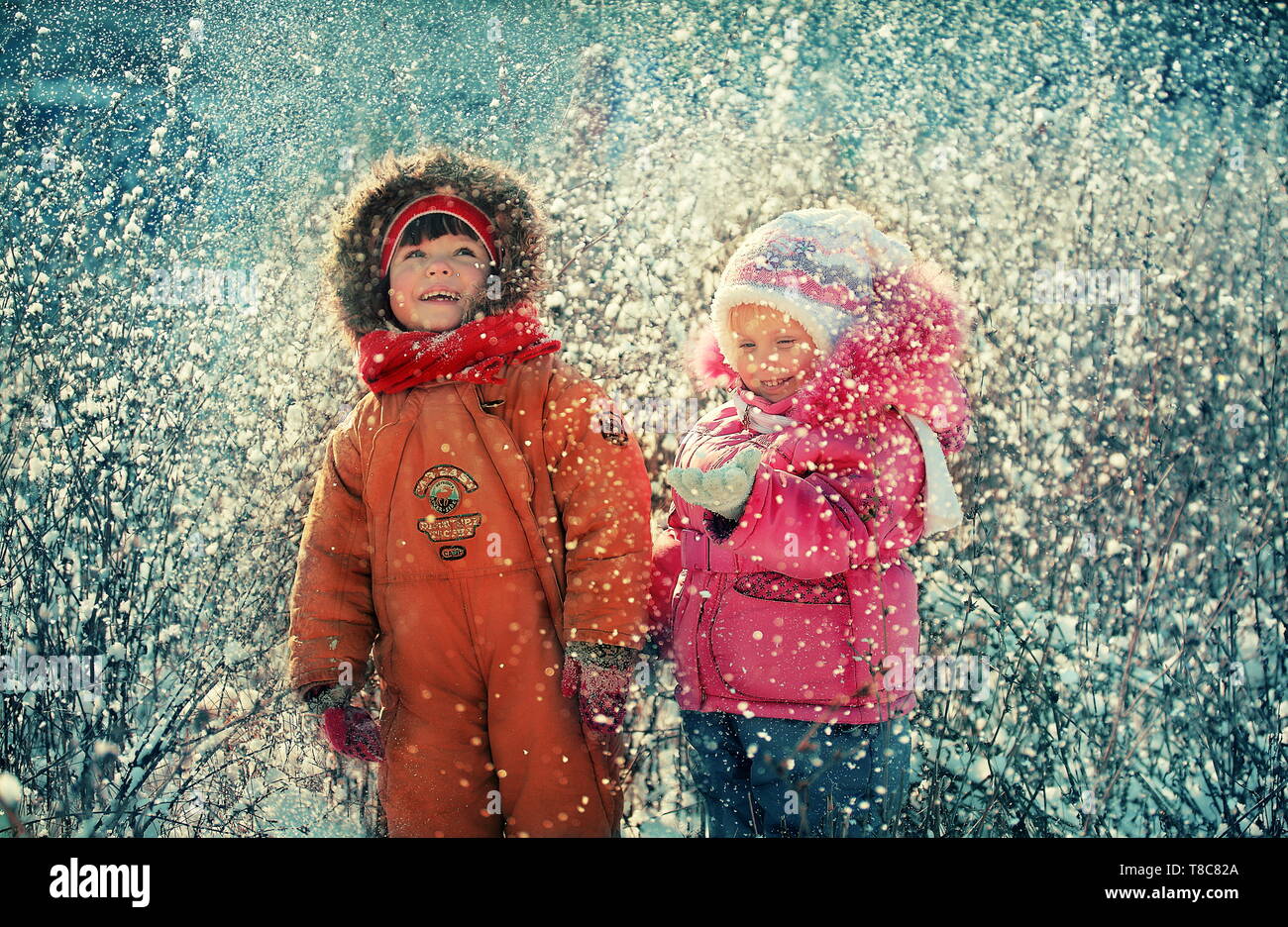 Весело падает снег. Дети радуются снегу. Зима для детей. Дети на прогулке зимой. Снегопад для детей.