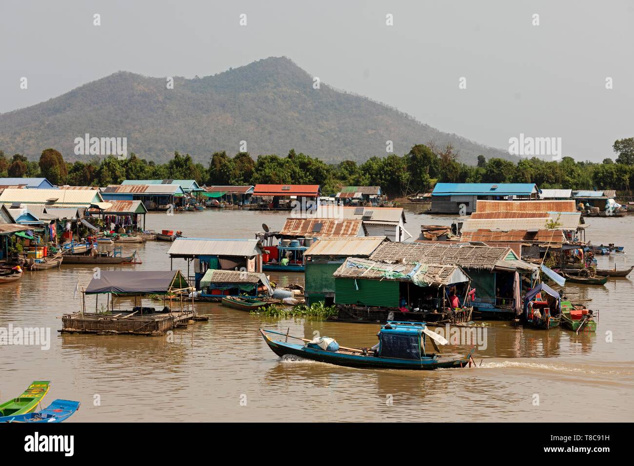 Floating villages with stilt houses, fishing village, boats at the Tonle Sap river, Kampong Chhnang, Cambodia Stock Photo