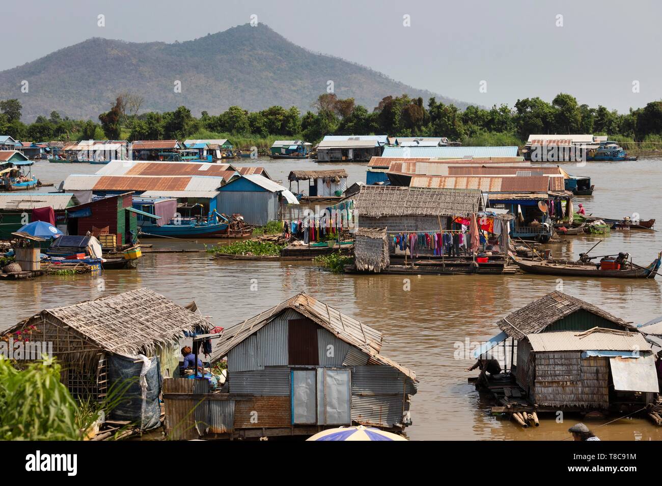 Floating villages with stilt houses, fishing village, boats at the Tonle Sap river, Kampong Chhnang, Cambodia Stock Photo