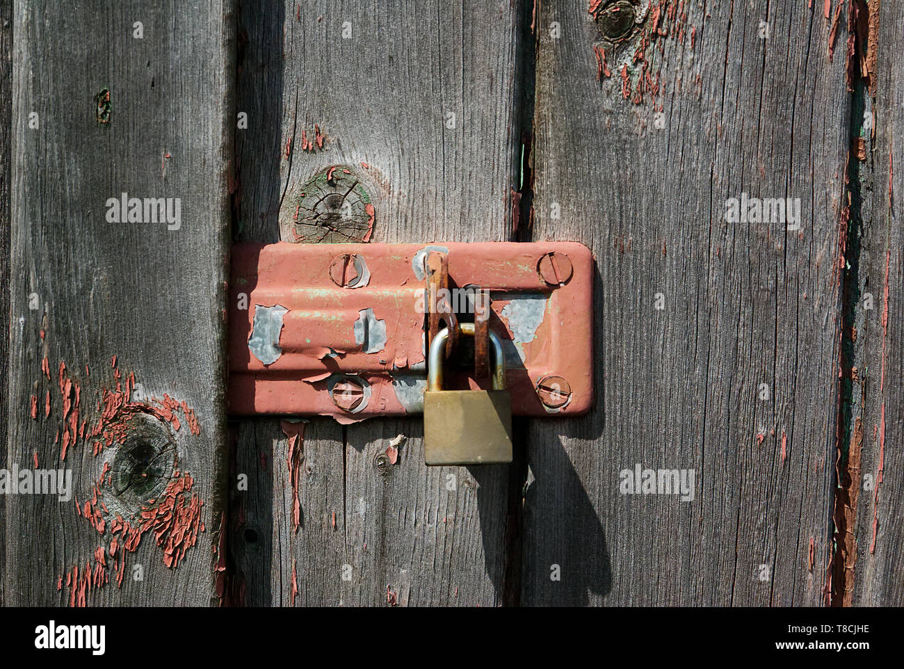 old rusty padlock on wooden door of old shed Stock Photo - Alamy