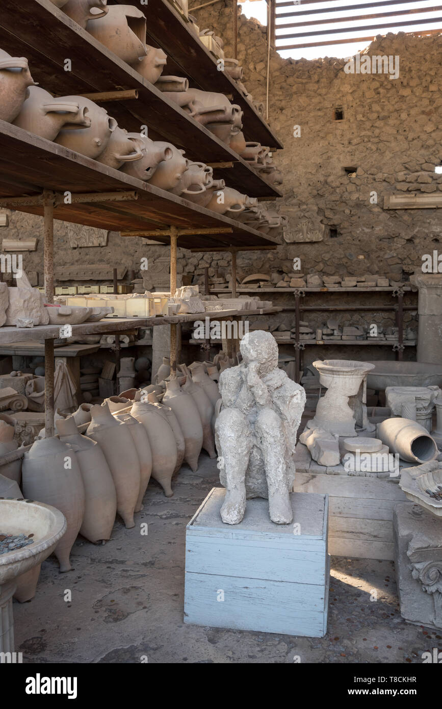 Excavated artefacts & Florelli's plaster cast, Pompeii, Italy Stock Photo