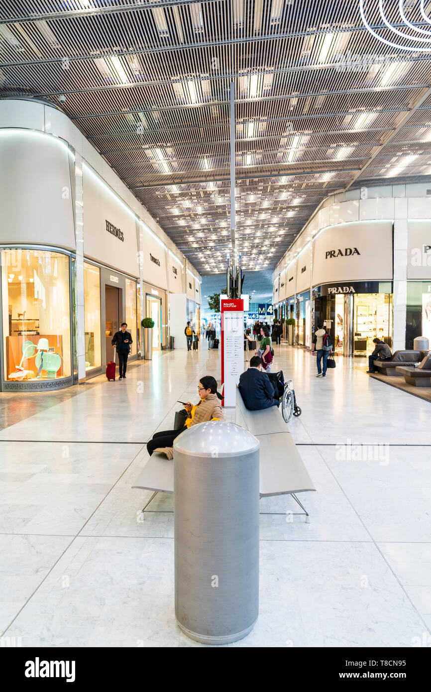 Charles De Gaulle Airport, Paris. Interior, terminal 2E. Avenue of shops,  Hermes, Prada and others, in background, main departure gates Stock Photo -  Alamy