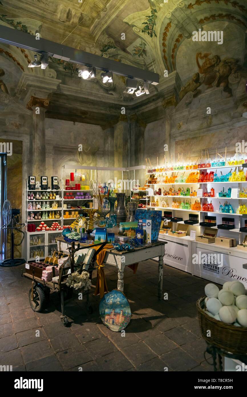 Italy, Tuscany, Florence, historic centre listed as World Heritage by UNESCO, Di Fabricca shop Stock Photo