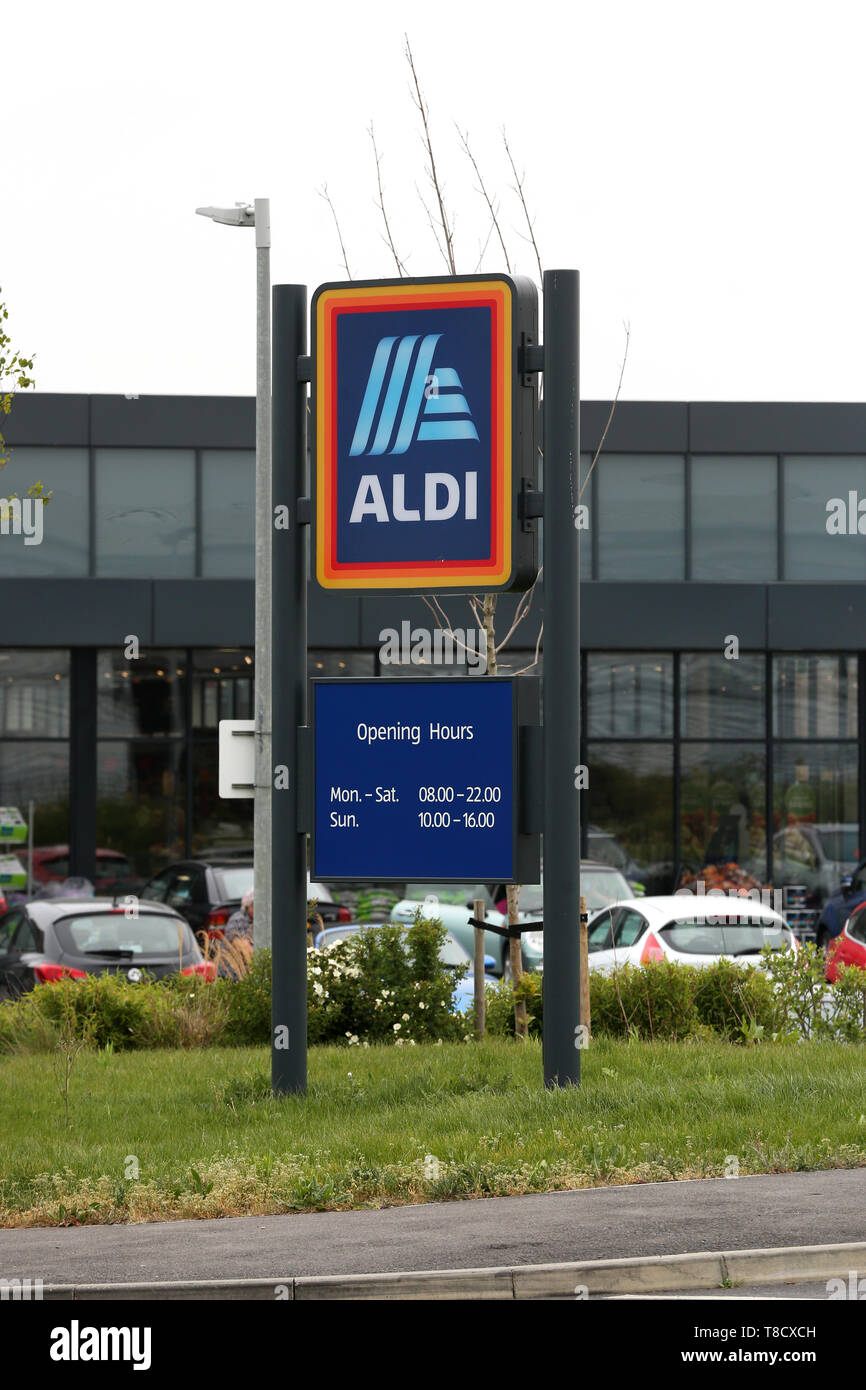https://c8.alamy.com/comp/T8CXCH/general-view-of-a-new-aldi-supermarket-store-in-chichester-west-sussex-uk-T8CXCH.jpg